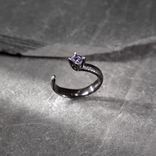 solitaire ring in black gold with square mauve spinel