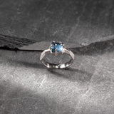 solitaire ring in white gold and blue topaz