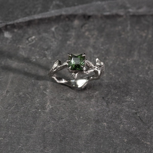 solitaire ring in white gold and emerald tourmaline