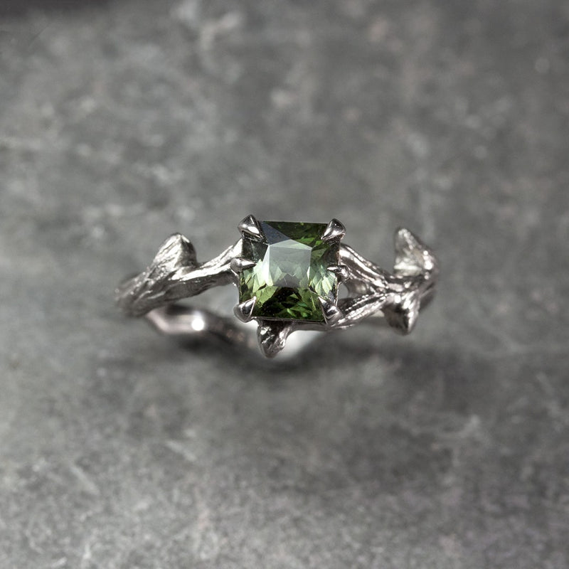solitaire ring in white gold and emerald tourmaline