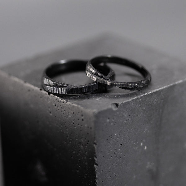 Textured wedding rings in black gold 750/1000