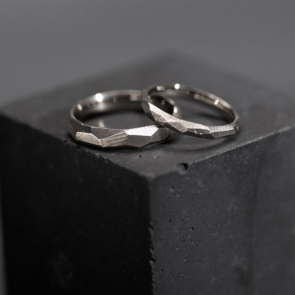 Textured wedding rings in 750/1000 white gold