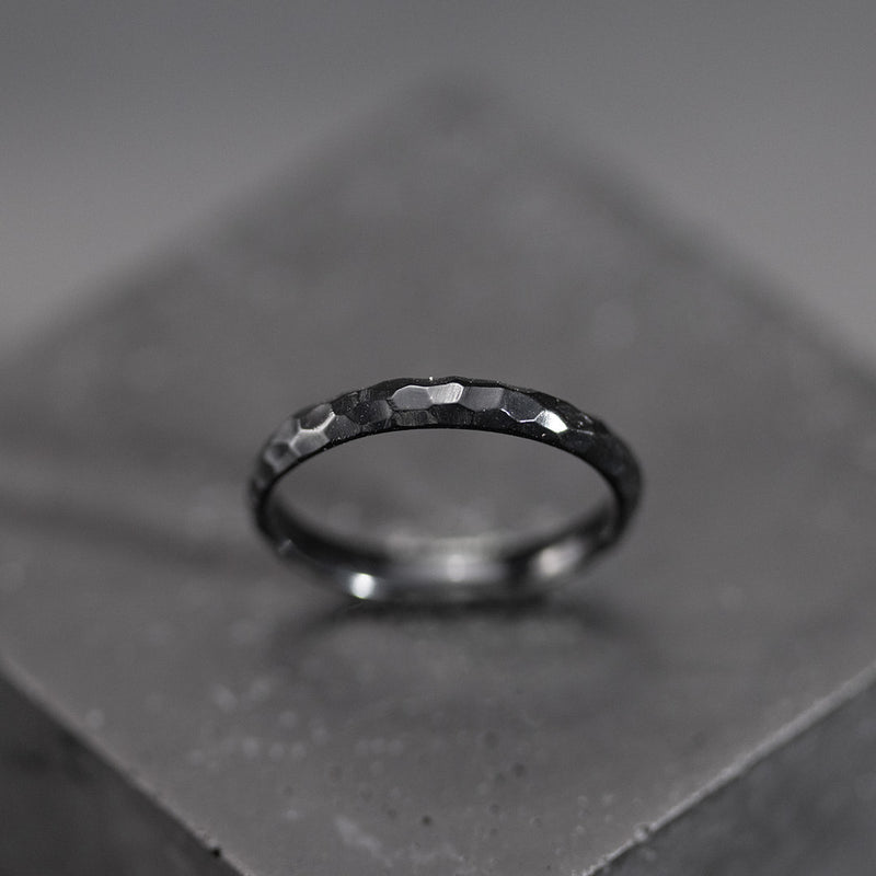 Textured wedding rings in black gold 750/1000