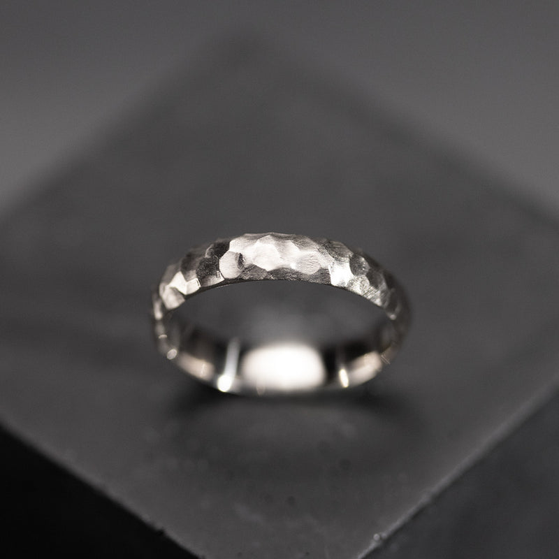 Wedding rings in textured white gold 750/1000