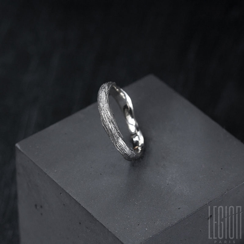 Legion Paris textured wedding ring for men in white gold 750