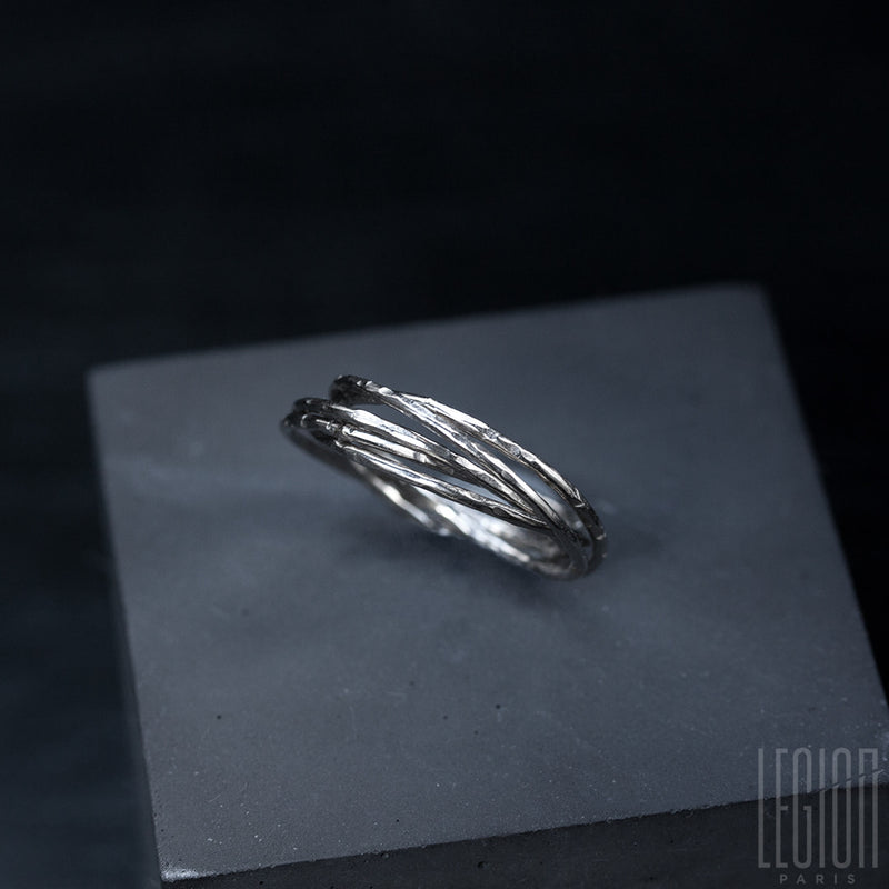 side view of a Legion Paris ring in white gold 750 made of 5 hammered and interlaced rings