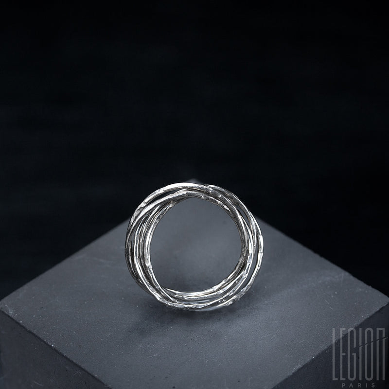 side view of a Legion paris ring in white gold 750 with interlaced and hammered rings