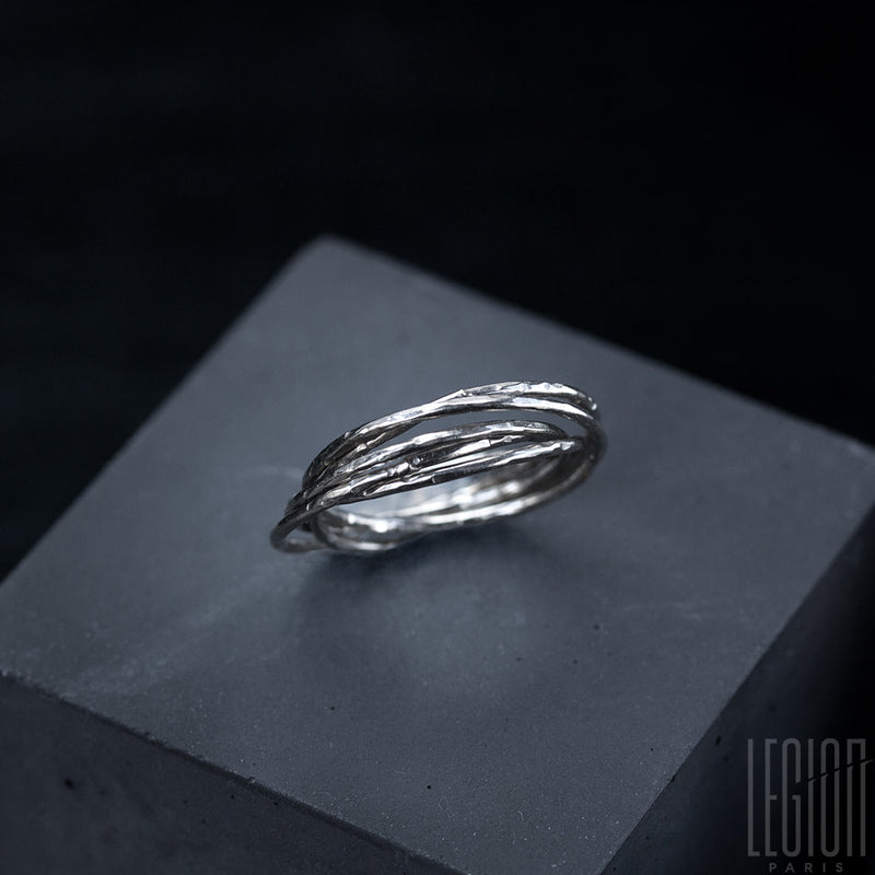 side view of a Legion Paris ring in white gold 750 made of 5 hammered and interlaced rings