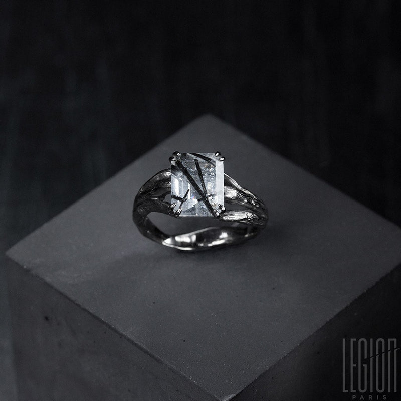 Legion Paris engagement ring in 750 white gold with a transparent and black stone with a textured ring body