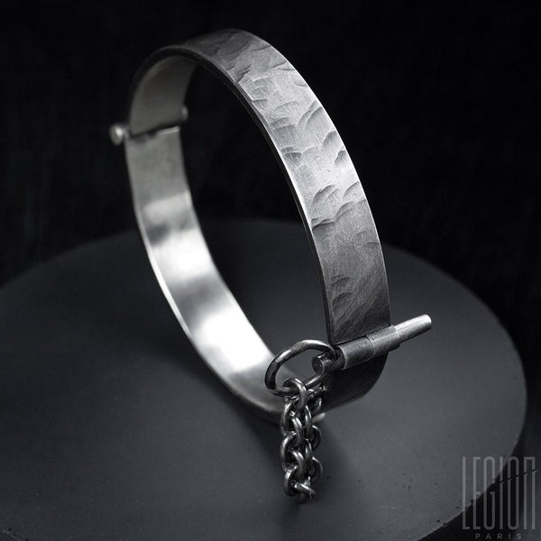 rigid bracelet in black silver with a pin