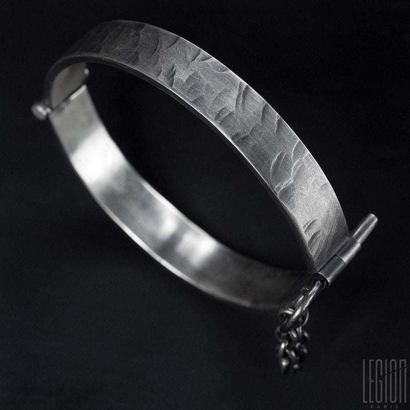 rigid bracelet in black silver with a pin