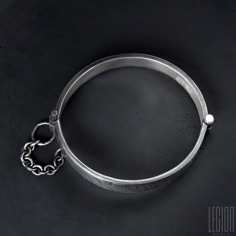 flattening of a rigid black silver bracelet with a pin