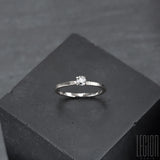 Solitaire ring in white gold with a round grey diamond