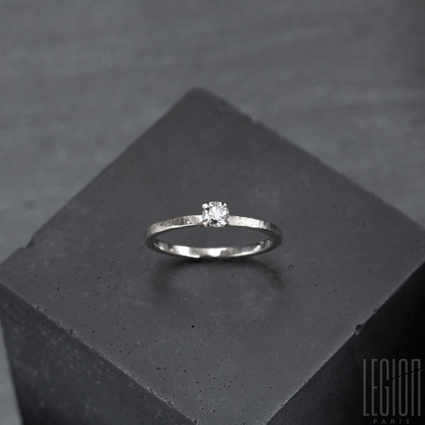 Solitaire ring in white gold with a round grey diamond