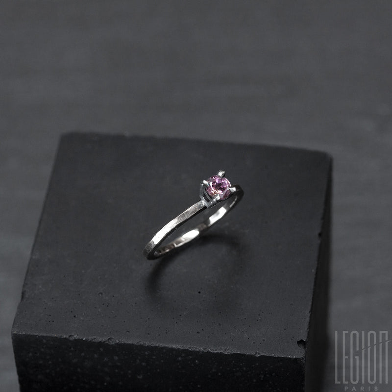 Solitaire ring in white gold with a round pink tourmaline