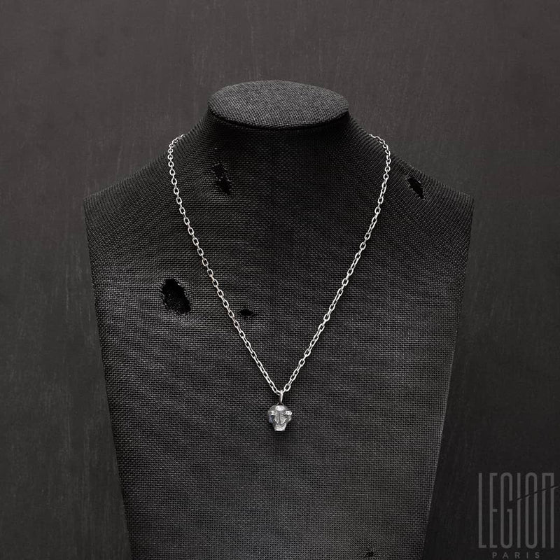 black cloth bust with a black silver pendant representing a bear head with two black diamonds in place of the eyes on a black silver diamond forçat chain