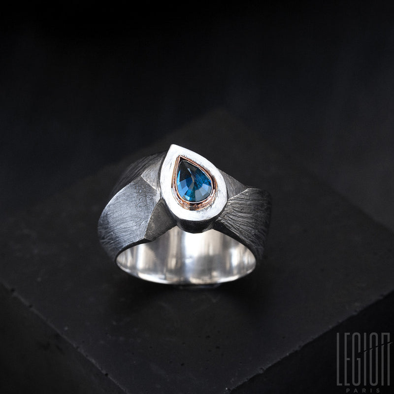 signet ring in black silver and red gold and blue sapphire