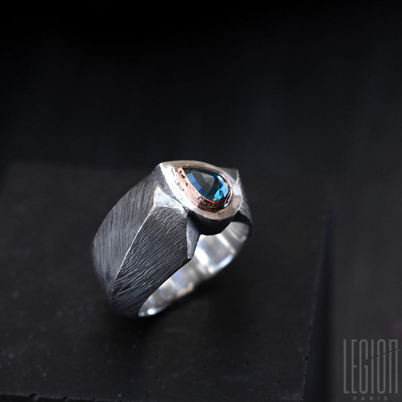 signet ring in black silver and red gold and blue sapphire